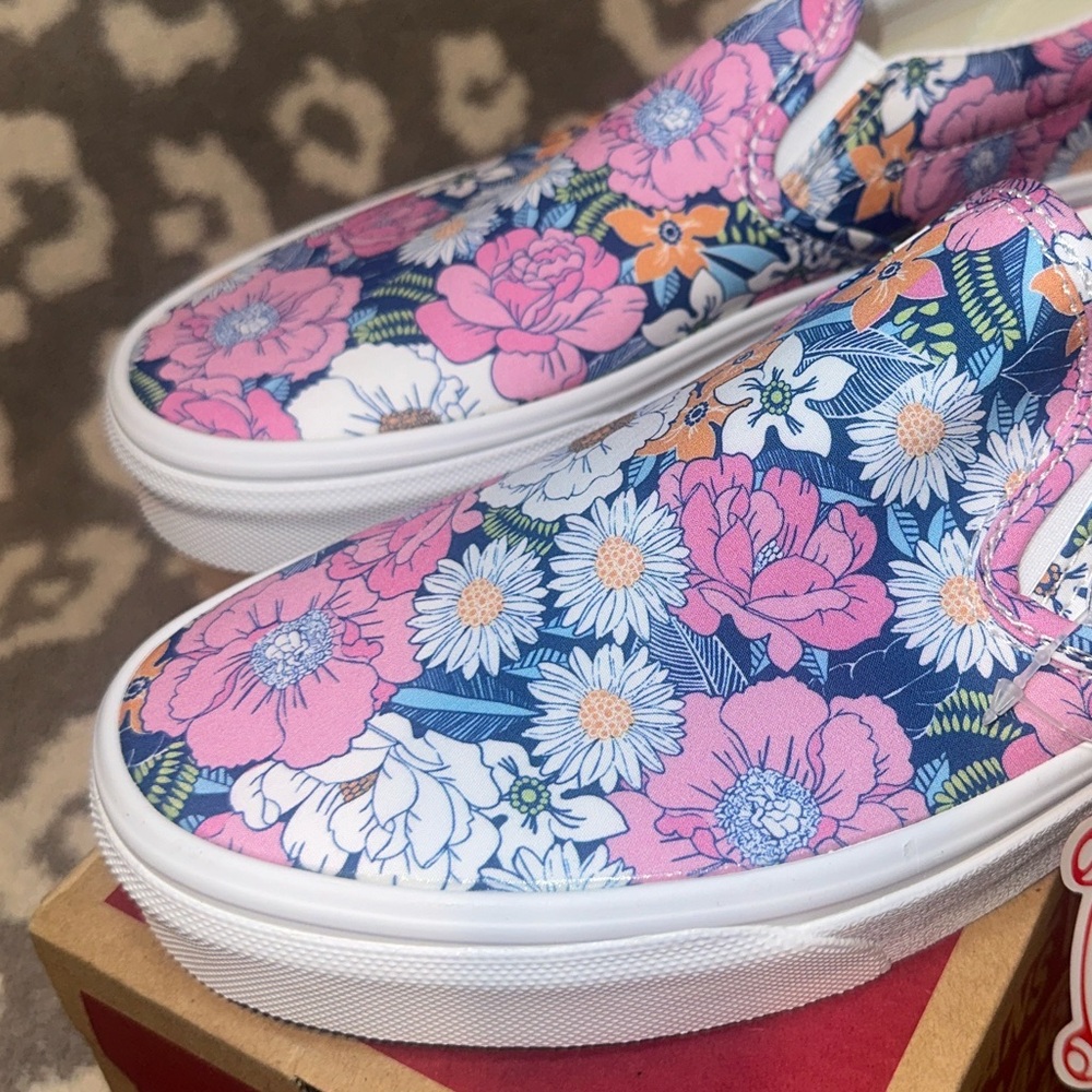 Vans Classic  Slip-On Sneakers 😍 In Retro Floral/Multi True White 😍😍 New 🩷🩷 - Picture 3 of 17